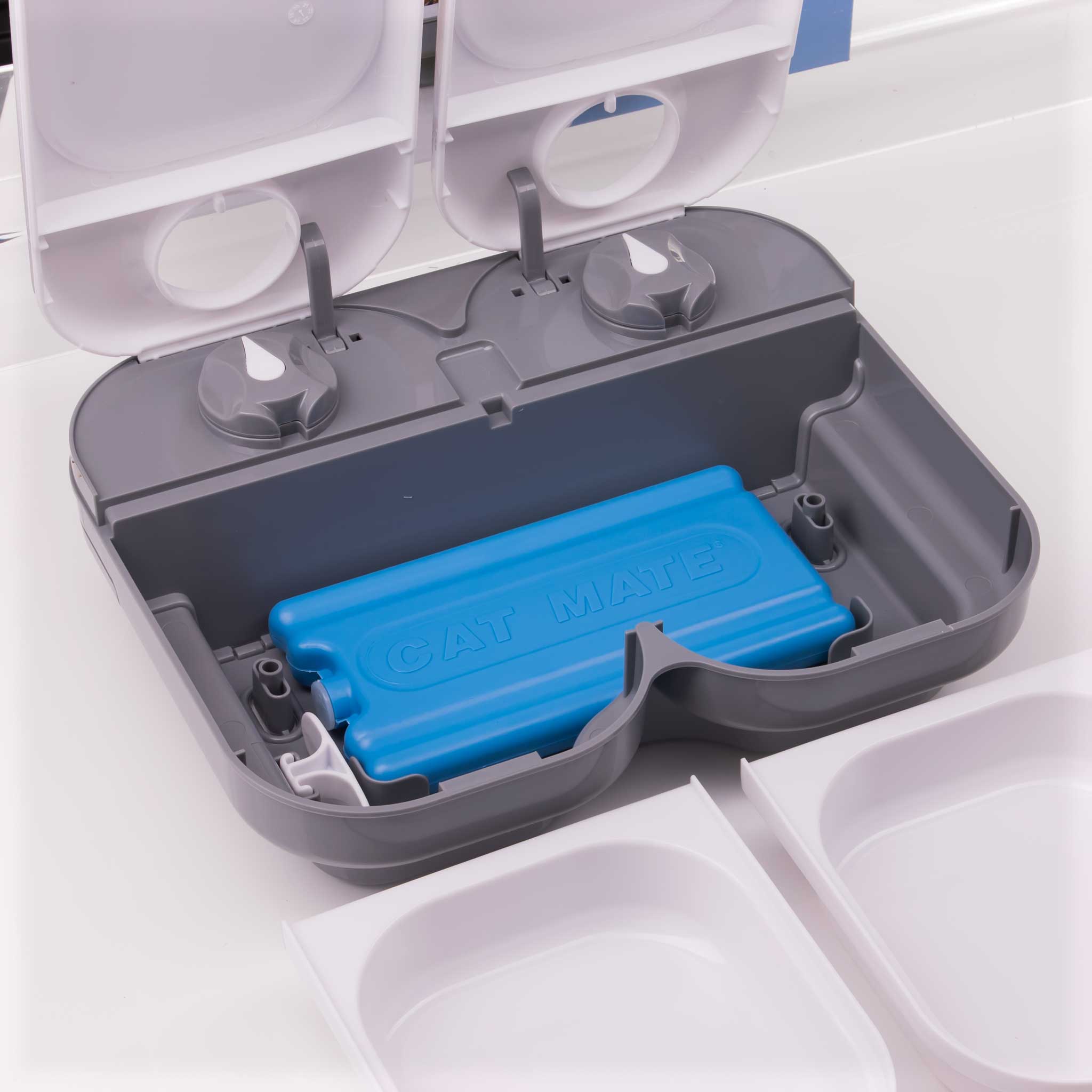 Simple to use ice pack sits under the feeding trays,